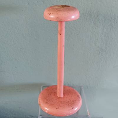 Schlichter rosa Hutständer, very shabby, um 1950