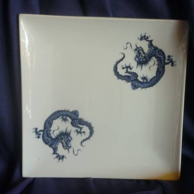 Besondere Platte im Asiastil mit blauen Drachen