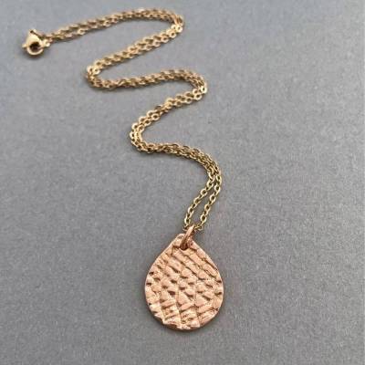 Anhänger aus Kupfer, Tropfenform, STRUKTUR No3, geprägter Schmuck mit kupferfarbener Edelstahlkette