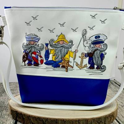 3 besondere Gnome, maritime Umhänge-Tasche aus Kunstleder mit passendem Schultergurt in weiß blau, bestickt