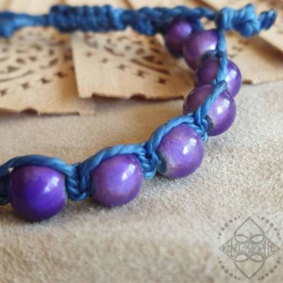 dunkelblaues Armband mit lilafarbenen Glasperlen - Unisex - größenverstellbar - Makramee