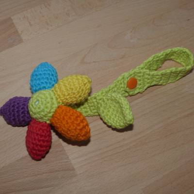Häkelanleitung Kinderwagenanhänger Blume mit Rassel, pdf-Datei 