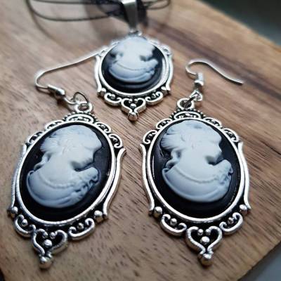 schwarze ovale Kamee Schmuckset schwarzer Kette Anhänger und Ohrringe weißer Gemme Jugenstil antik