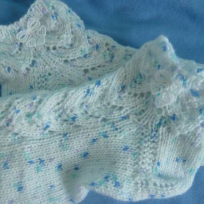        Handgestrickte Sommersocken mit Ajourmuster
