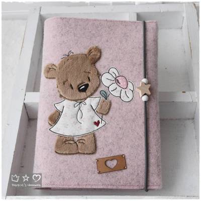 U-Hefthülle aus rosafarbenen Wollfilz mit Doodlestickerei Bärli mit Blume, personalisierbar