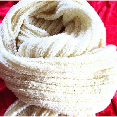 Schal Strickschal Boucle in Creme elegant und handgestrickt von Hobbyhaus