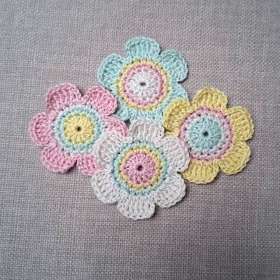 Häkelblumen pastellfarben, 4-er Set Häkelapplikation Blumen, Blüten gehäkelt