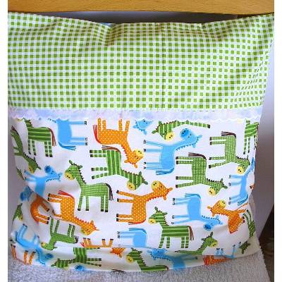 Kinderkissenhülle Pferdchen mit Spitzenborte verziert von Hobbyhaus