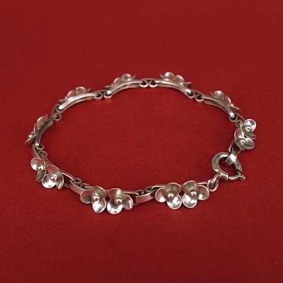 Silberarmband mit hübschen kleinen Blüten