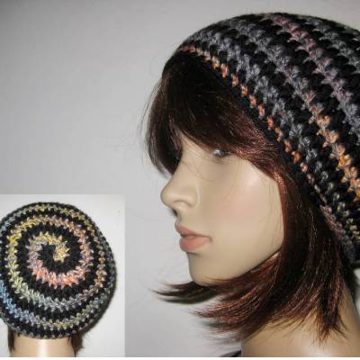 Mütze im Spiral-Design, gehäkelt, schwarz-bunt, Beanie, Häkelmütze