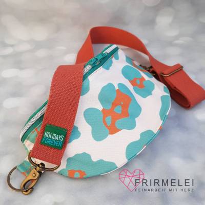 Leichte Bauchtasche in weiß/türkis/orange Leomuster
