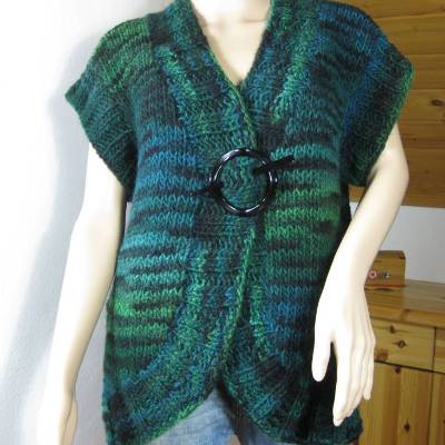 Ausgefallene Weste, gestrickt aus weicher Wolle in wunderschönen Farben