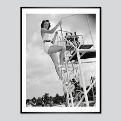 IT Girl Pin up 1938 - Vintage Retro Fotodruck Poster Plakat Kunst Druck Historische schwarz-weiß Fotografie - Freibad