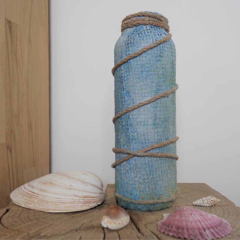 Handgemachte Upcycling Dekovase im maritimen Stil | blau mit Jutekordel | Regal, Bad & Wohnzimmer Bild 3