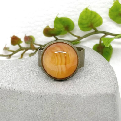 Ring mit orangem Achat Cabochon, bronzefarbene Ringschiene, verstellbar 