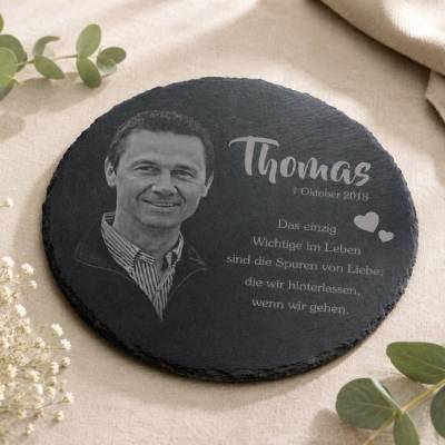 30 x 30 cm runde Schiefertafel mit Gravur – personalisierter Gedenkstein mit Foto & Wunschtext, wetterfest als Grabschmuck