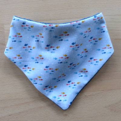 Halstuch zum Wenden für Baby und Kleinkind, hellblau mit Fischen, Biobaumwolle, Handarbeit 
