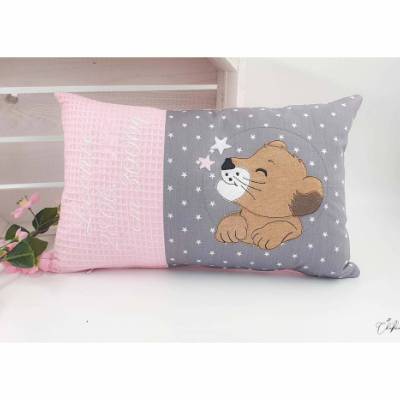 Kinderkissen Löwenkopf mit Namen – Personalisiertes Kuschelkissen Geschenk zur Geburt, Taufe & Einschulung, 25x40cm, Rosa-Grau