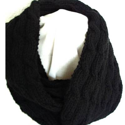 Schlauchschal in schwarz mit 7 eingestrickten Zöpfen handgestrickt von Hobbyhaus