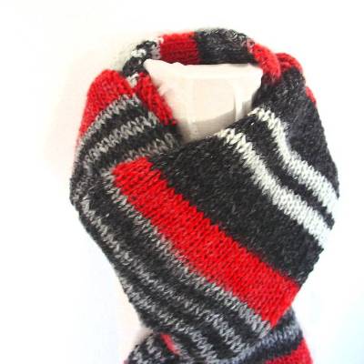 Herrenschal in rot-grau-schwarz handgestrickt von Hobbyhaus