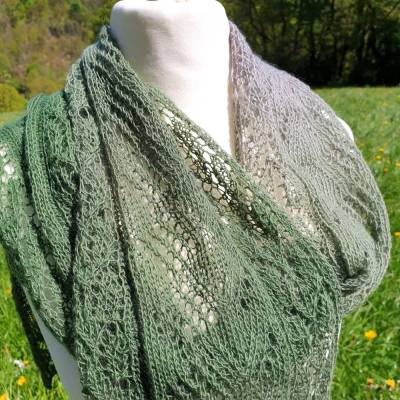 Laceschal / Schal -  handgestrickt – eleganter, federleichter Schal in Grün-Grau mit Blattmuster – Unikat