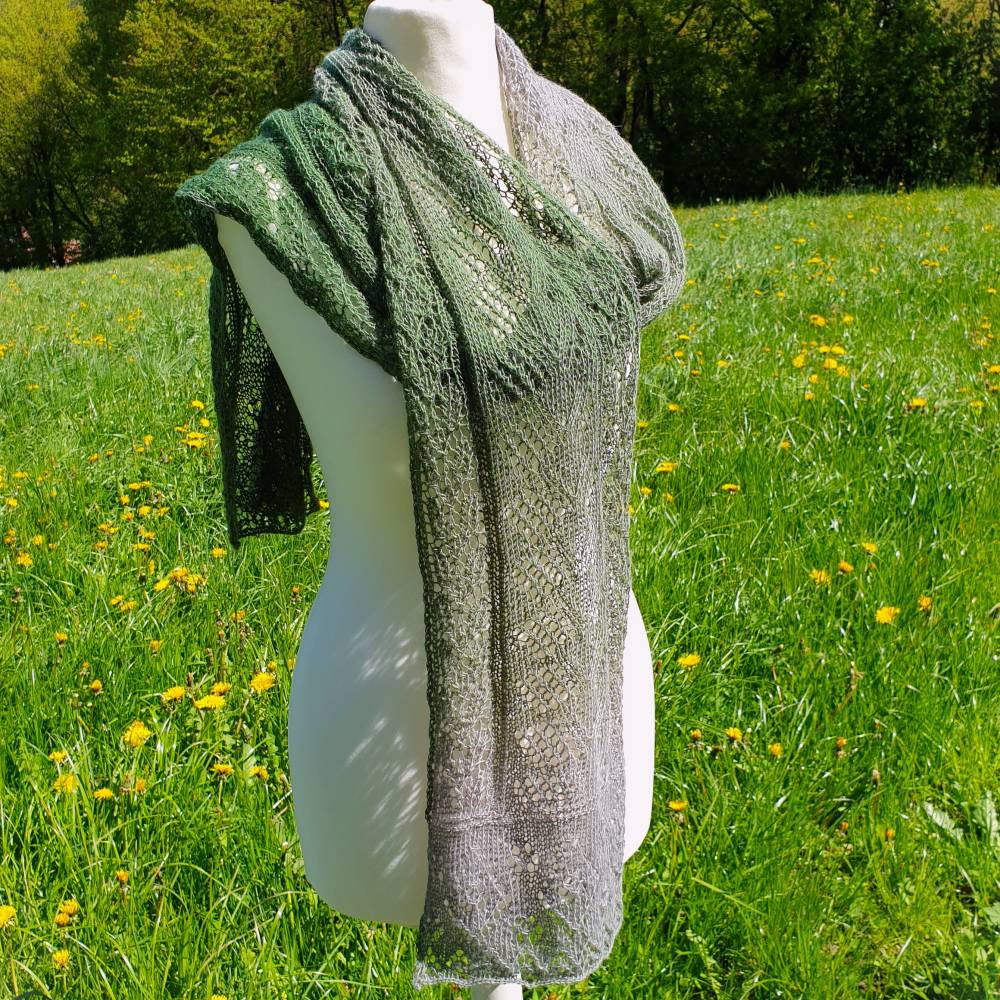 Laceschal / Schal -  handgestrickt – eleganter, federleichter Schal in Grün-Grau mit Blattmuster – Unikat Bild 2