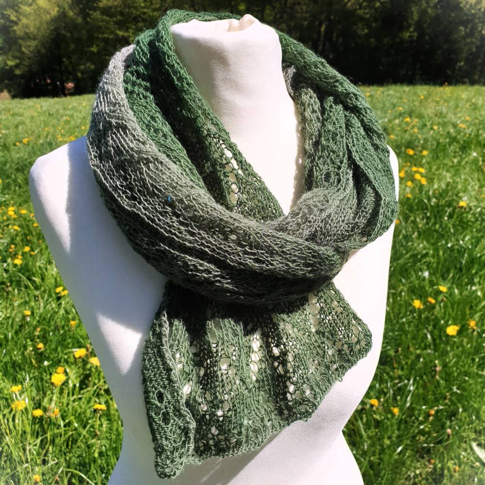 Laceschal / Schal -  handgestrickt – eleganter, federleichter Schal in Grün-Grau mit Blattmuster – Unikat Bild 4