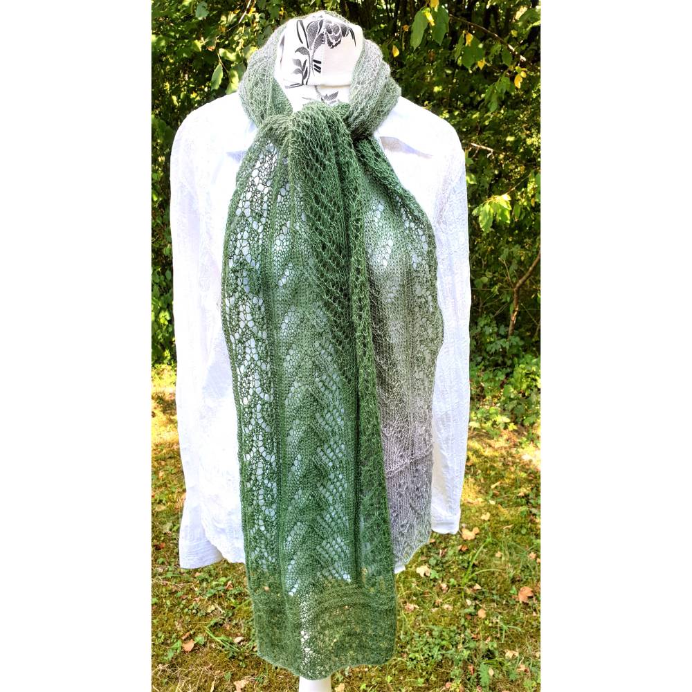 Laceschal / Schal -  handgestrickt – eleganter, federleichter Schal in Grün-Grau mit Blattmuster – Unikat Bild 6