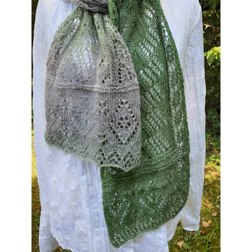 Laceschal / Schal -  handgestrickt – eleganter, federleichter Schal in Grün-Grau mit Blattmuster – Unikat Bild 8