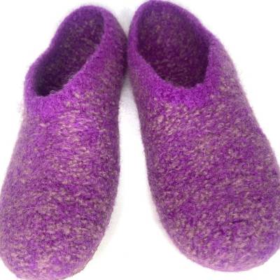 Filzhausschuhe - warme Puschen - gestrickte Hausschuhe  Clogs - in der Farbe VIOLETT/ROSE meliert
