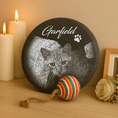 20 x 20 cm runde personalisierte Gedenktafel für Tiere aus Schiefer mit Gravur, Foto & Wunschtext – wetterfest & einzigartig