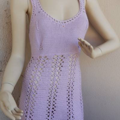 Handgestricktes und gehäkeltes rosa Trägerkleid,