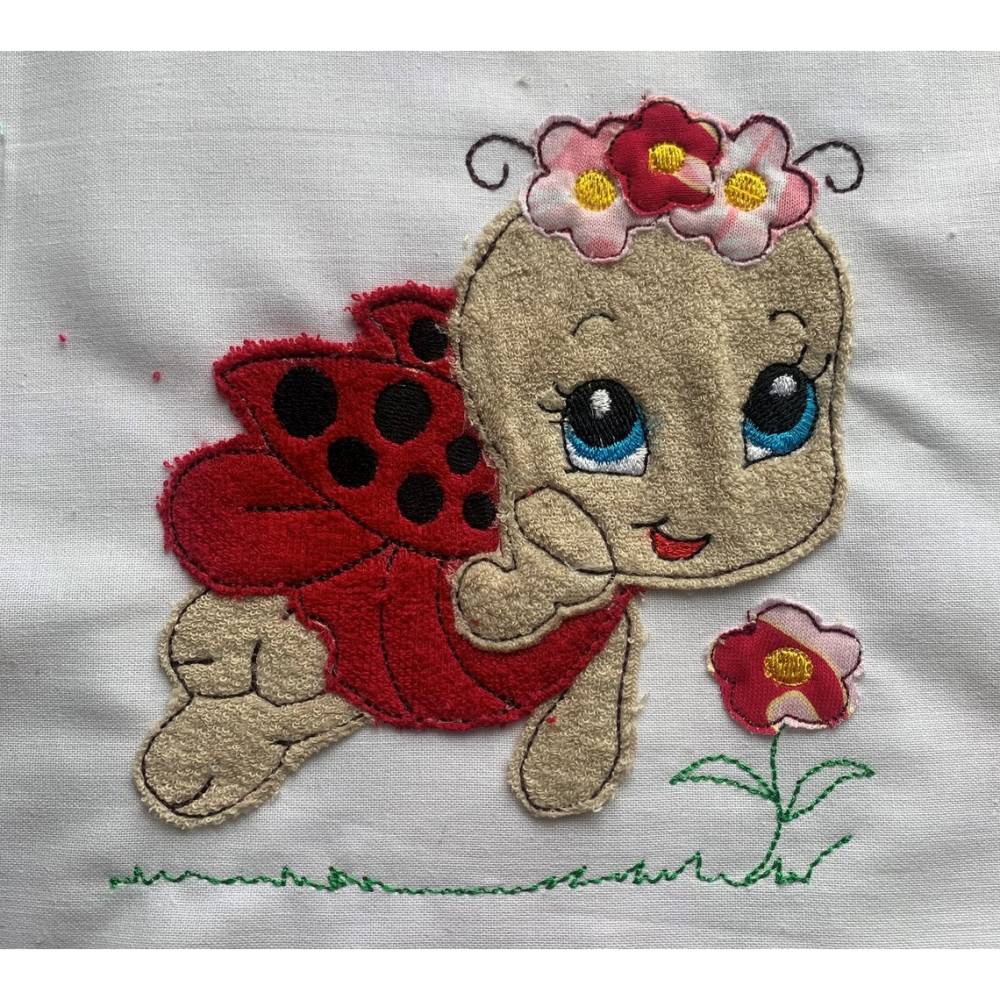 Stickdatei Doodle Marienkäfer mit Blumen – Maschinenstickerei für deine Stickmaschine Bild 2
