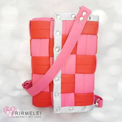 Statementtasche in Webtechnik mit Nieten in pink/rot