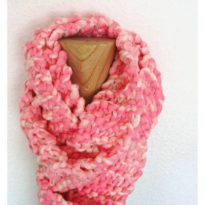 Schal aus Bändchengarn in weiss-rosa handgestrickt von Hobbyhaus