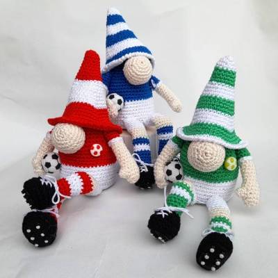 Fußball Maskottchen Kantenhocker Amigurumi Wichtel Kuscheltier Plüschfigur Glücksbringer Sport Ball WM EM Bundesliga