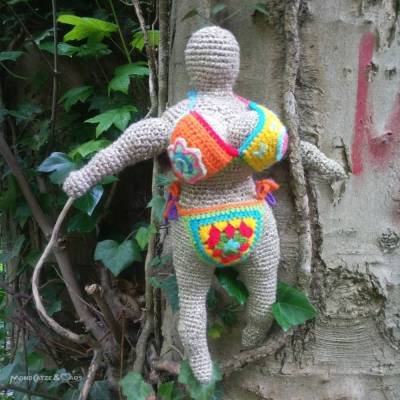gehäkelte NANA - Figur, nackte Göttin, mit Bikini