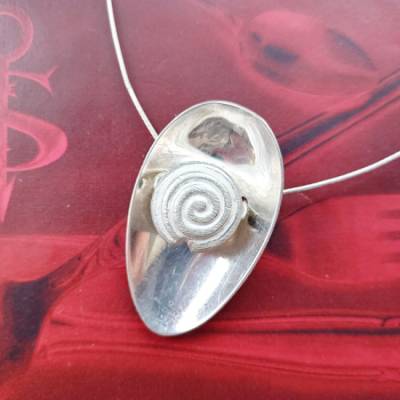Besteckschmuck Collier *Snail*  Schnecke auf Kaffeelöffel am hellgrünen Stahlband