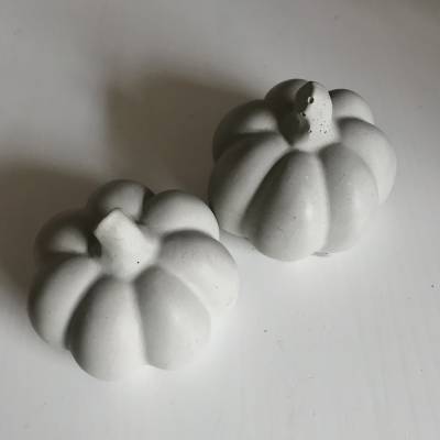 Herbstzeit Hübscher Kürbis aus Beton, grau, 7 cm 