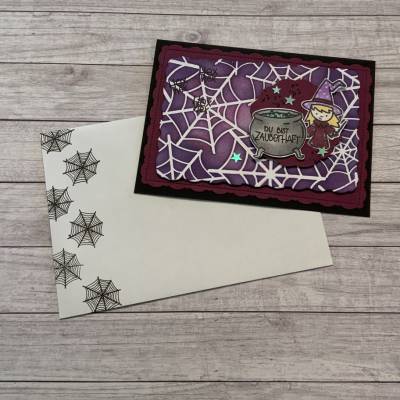 Grußkarte / Glückwunschkarte zu Halloween, „kleine Hexe gratuliert zum Geburtstag“, Spinnennetz, Handarbeit
