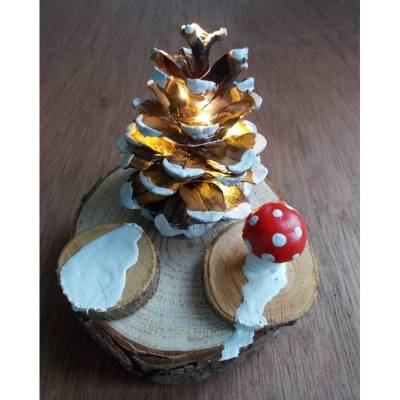 Adventsdekoration  Tannenbaum verschneit Zapfen Kiefer natur mit Fliegenpilz beleuchtet