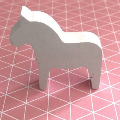 Süßes Mini-Dalapferdchen aus weißem Beton 5 x 5 cm 