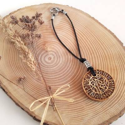 Runenanhänger fürs Auto mit Reiserune Raidho und Segensspruch, Glücksbringer, Talisman, Runenschmuck