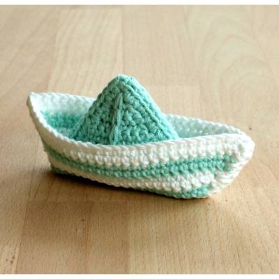 gehäkelter Babygreifling Papierschiffchen mit Quietscher, mint-weiß, Biobaumwolle, Handarbeit