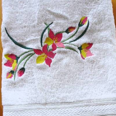 Handtuch in weiß bestickt mit einer Blumenranke ein Unikat von Hobbyhaus