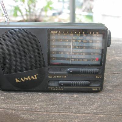 Kansai Weltempfänger Radio aus den 80er Jahren – Batteriebetrieben & voll funktionsfähig