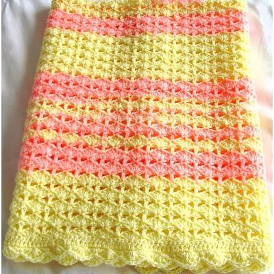 Babydecke in gelb und rosa-weiß in einem schönen Muschelmuster gehäkelt von Hobbyhaus