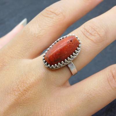 handgeschmiedeter Ring in 925er Silber mit roter Schaumkoralle
