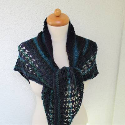 Dreiecktuch gestrickt aus Wolle im Farbverlauf dunkelblau türkis grün