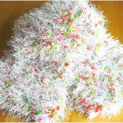 Kinderschal Snowy weiß mit bunten Noppen handgestrickt von Hobbyhaus